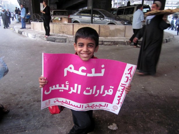 DOKKI, CAIRODec. 1, 2012the little boy holds a sign that reads, "SUPPORT THE PRESIDENT'S DECISIONS"